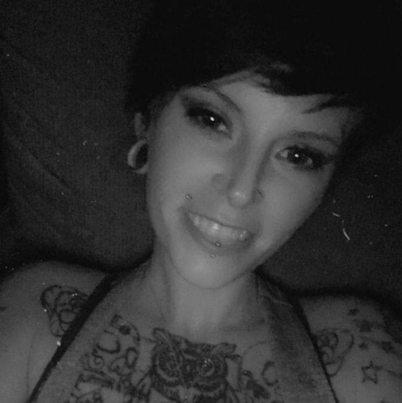 Meet your Posher, Nikkie - Picture 2 of 3